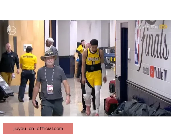 愿无大碍古德温倒地拼抢受压伤退场返回更衣室接受紧急治疗情况引关注